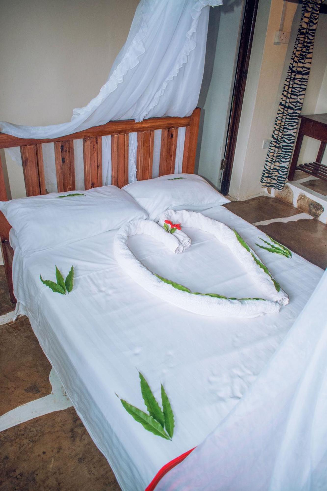 Kijani Cottages In Diani Diani Beach Esterno foto